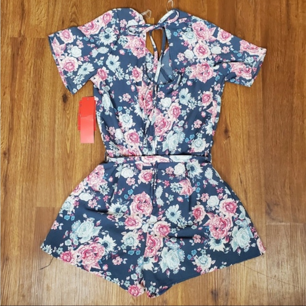 Hot Kiss Floral Grey Short Sleeve Romper NWT - Picture 2 of 3